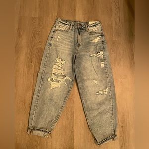 American Eagle Distressed Relaxed Mom Jeans 🦋